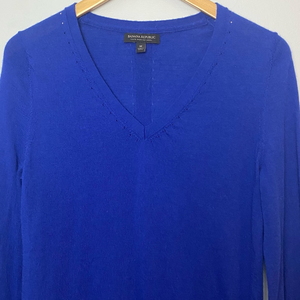 Banana Republic Womens V-Neck Sweater Medium 100% Merino Wool Blue Pullover - Picture 3 of 11